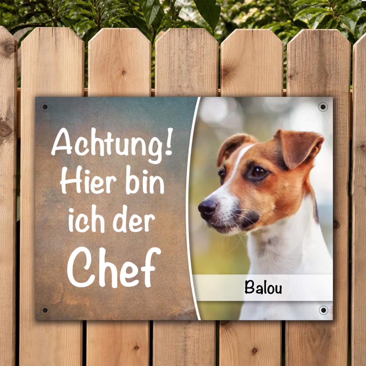 Hunde Türschild montiert an Gartenzaun