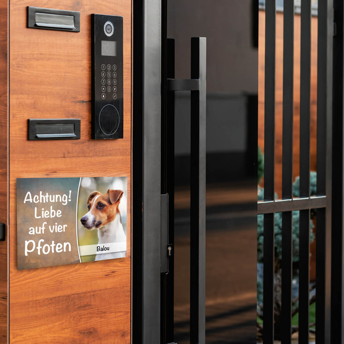 Hunde-Türschild montiert neben Haustüre
